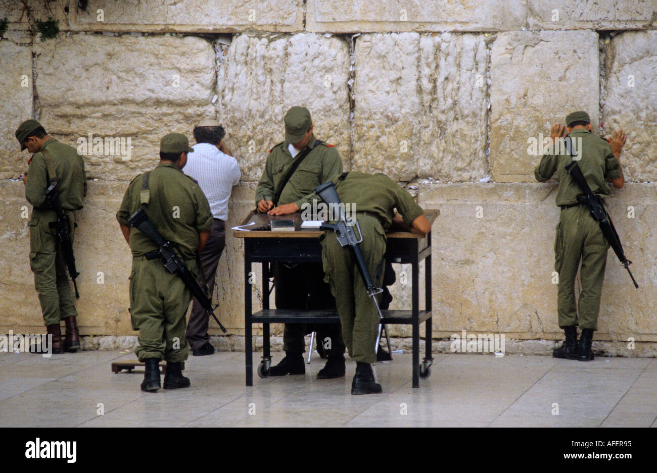 Soldati luogo preghiere il Muro del Pianto a Gerusalemme Foto Stock