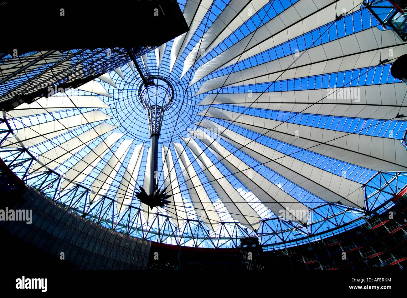 Potsdamer Platz - Piazza Potsdam Berlino Germania ( cupola di vetro del Sony Center dall'architetto Helmut Jahn ) Foto Stock