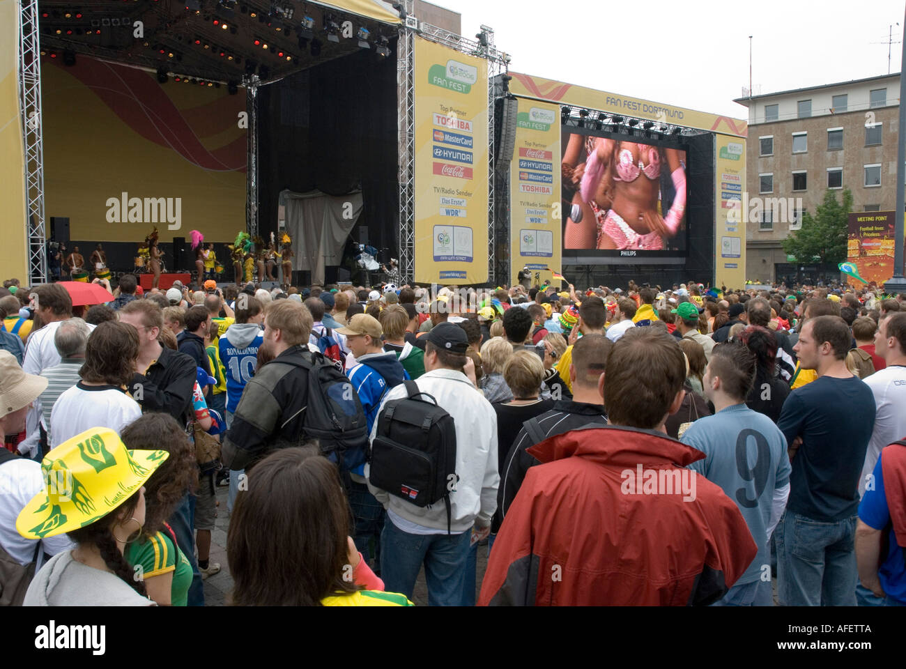 Ballerini africani sul grande schermo a Dortmund Fan Fest, Brasil v Ghana Foto Stock