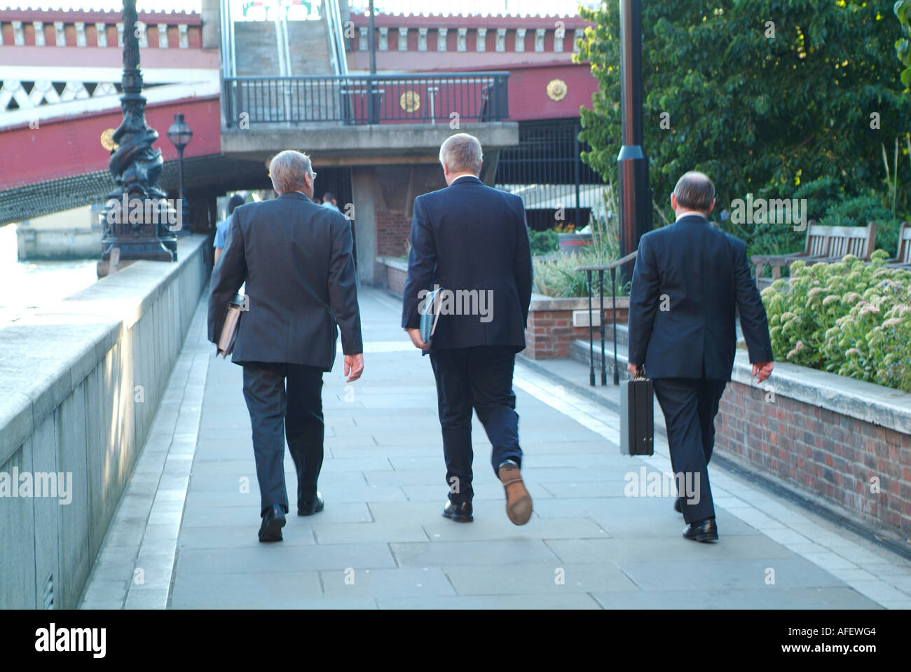 Tre uomini di affari a piedi vicino al Tamigi vicino Blackfriar il Ponte di Londra Foto Stock