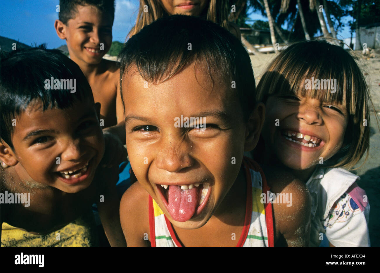 Bambini che giocano sulla spiaggia Isla de Margarita Venezuela Foto Stock