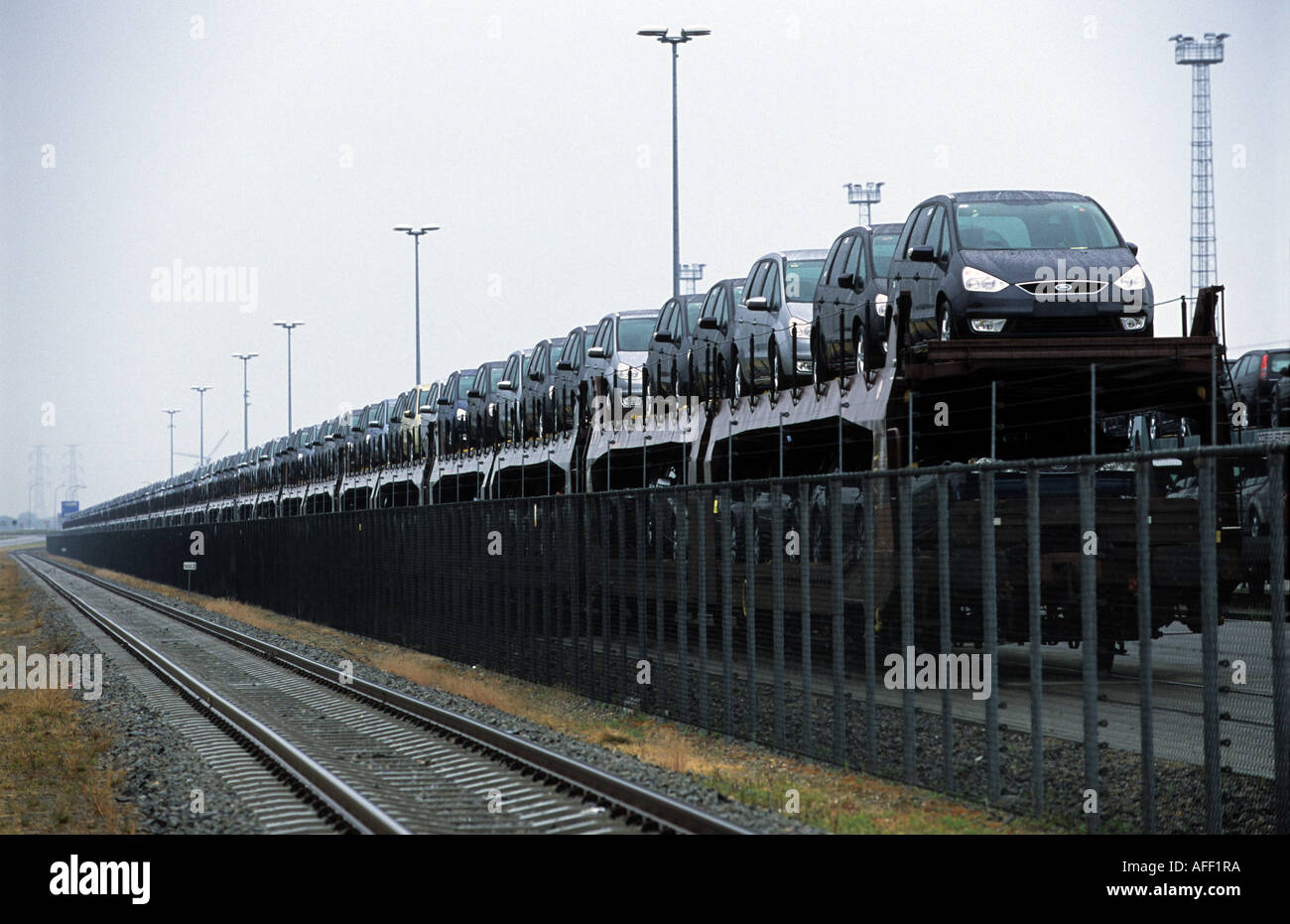 Ford C-Max vetture caricati su carri ferroviari in attesa di essere trasportati verso il Regno Unito a Vlissingen Est docks, Olanda. Foto Stock