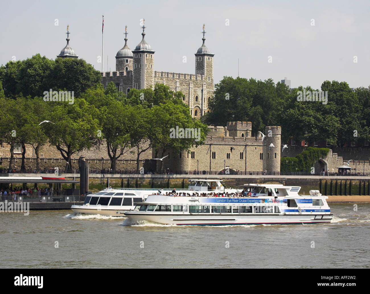 Torre di Londra, il Tamigi e le imbarcazioni turistiche Foto Stock