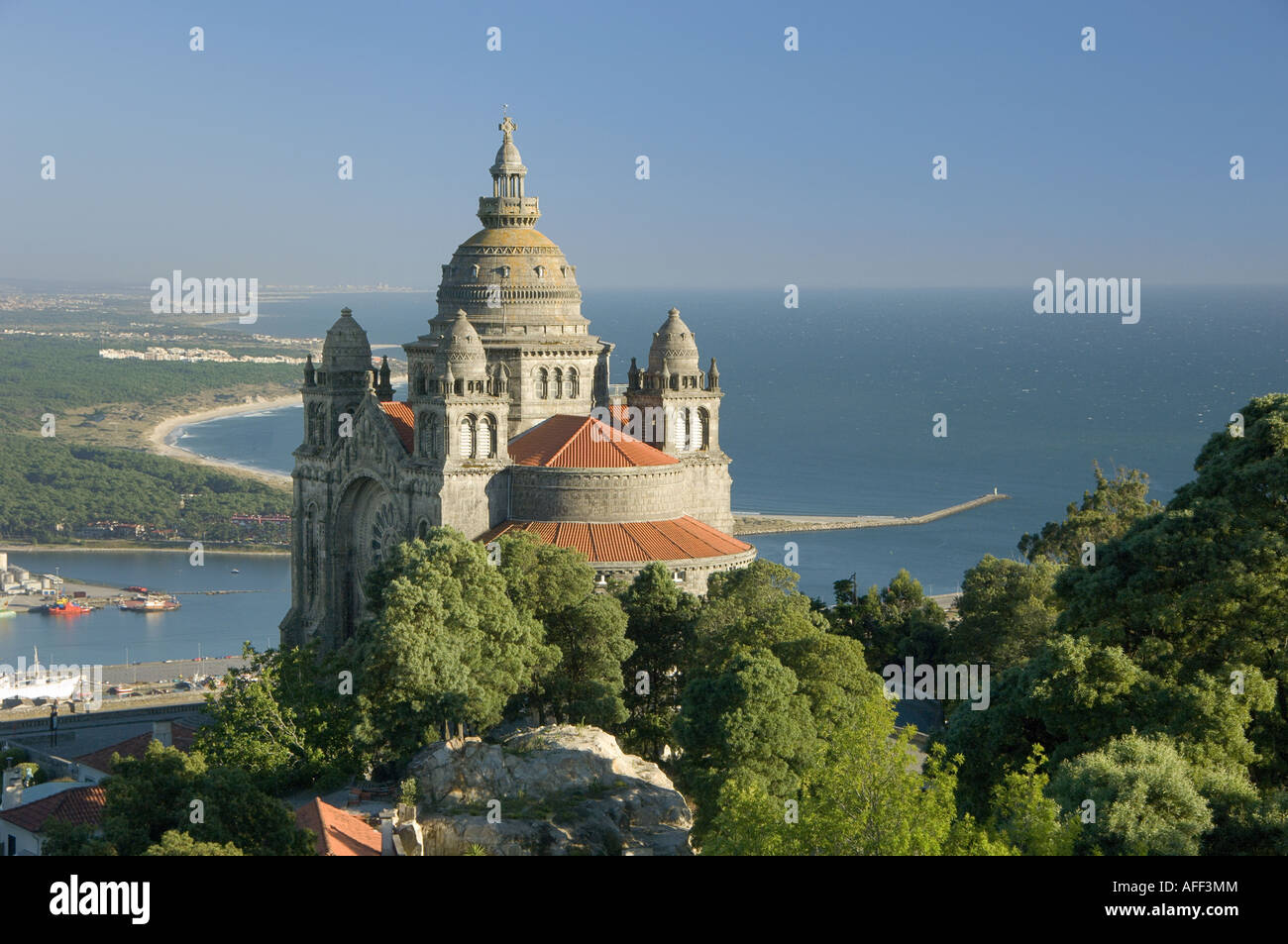 Viana do Castelo, il santuario o Basilica di Santa Luzia e vista sul fiume Lima & Docks Foto Stock