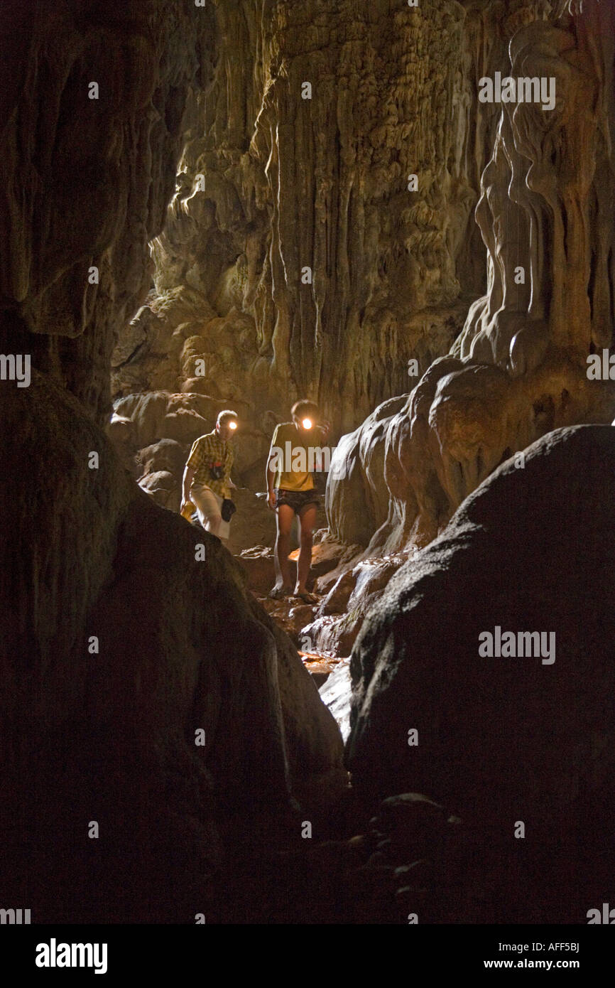 I turisti con le torce esplorare la galleria principale nel Tham Phu Kham (Poukham) grotta bocca, vicino a Vang Vieng. Laos Foto Stock