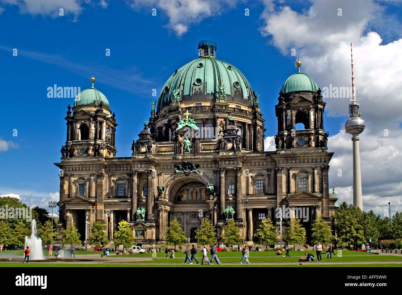 Berliner Dom ( Cattedrale ) di fronte parco Lustgarten in background Fernsehturm TV La Torre della Televisione Mitte Berlino Germania Foto Stock
