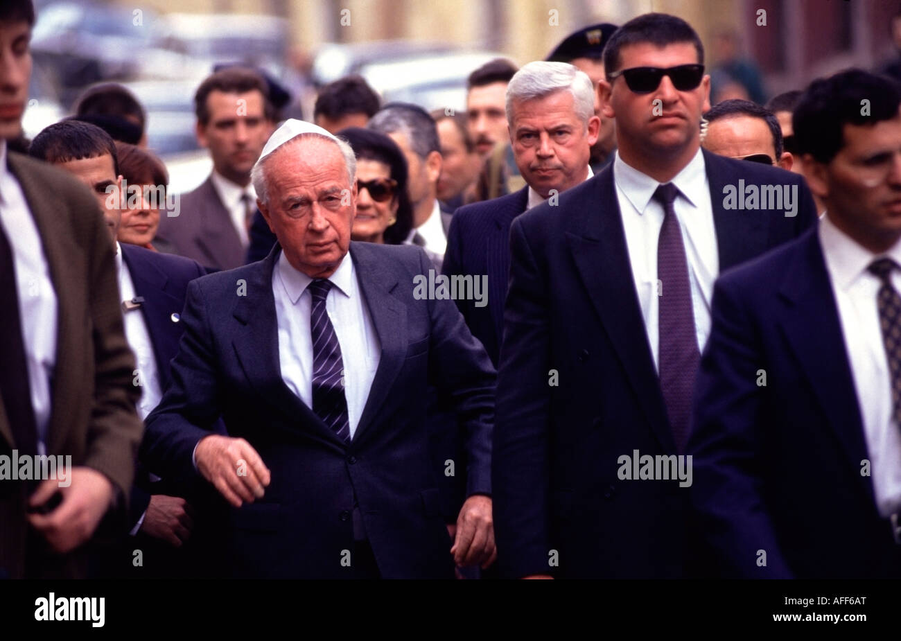 Il Primo Ministro Israeliano Yitzhak Rabin e guardie di sicurezza entra in una Sinagoga di Mosca Russia. Foto di Chuck Nacke Foto Stock