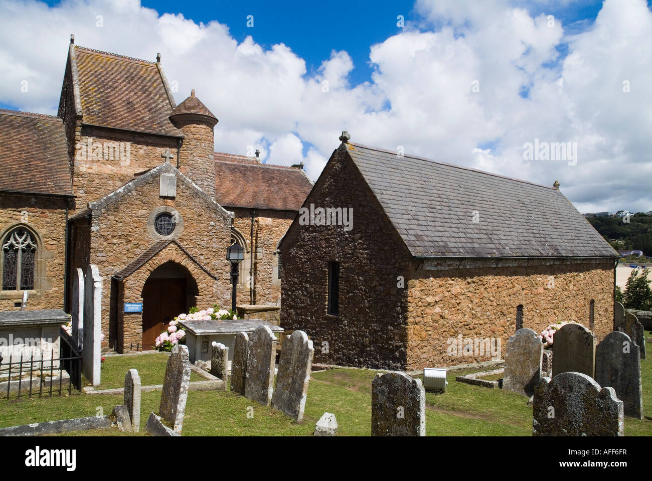 Dh St Brelades Bay St Brelade JERSEY St Brelade chiesa parrocchiale e cappella Fishermens cimitero Foto Stock