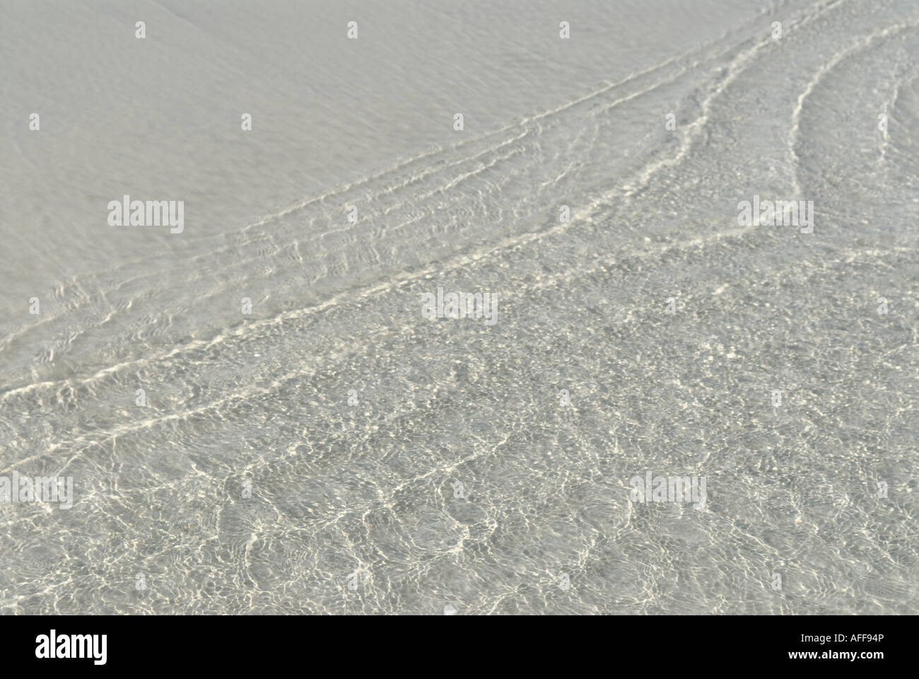 Le onde che spazia sulla spiaggia sabbiosa, Dubai, Emirati Arabi Uniti Foto Stock