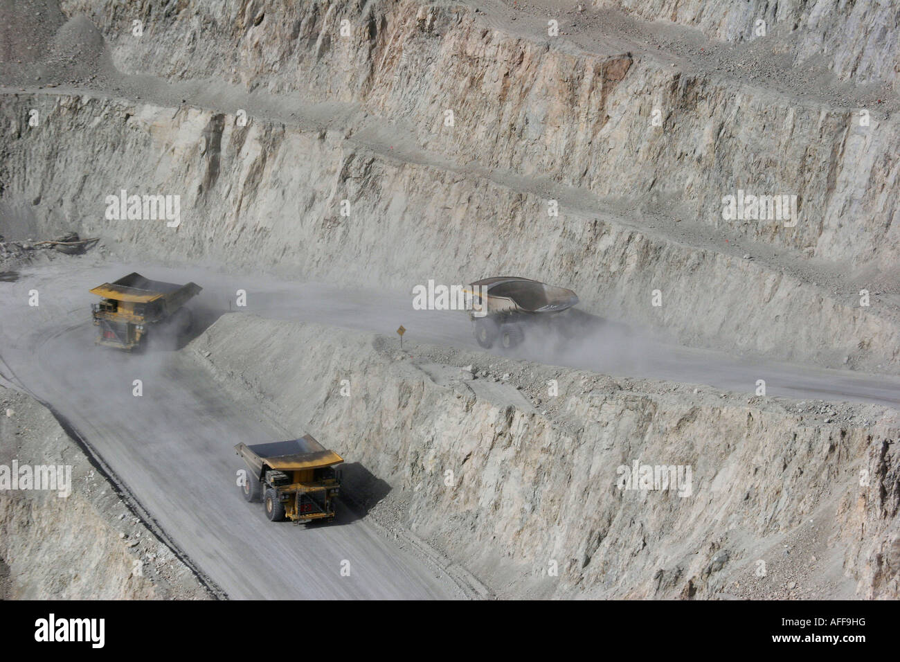 Giganteschi camion in Chuquicamata miniera di rame Foto Stock