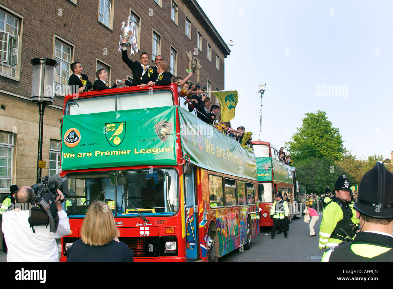 Norwich City Football Team su City Bus Tour superiore dopo aver vinto la promozione di Premiership, Aprile 2004 Foto Stock