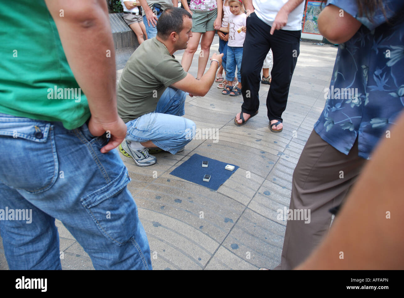 Gioco di conchiglie, gioco di strada vietato Ramblas Barcellona Spagna Foto Stock