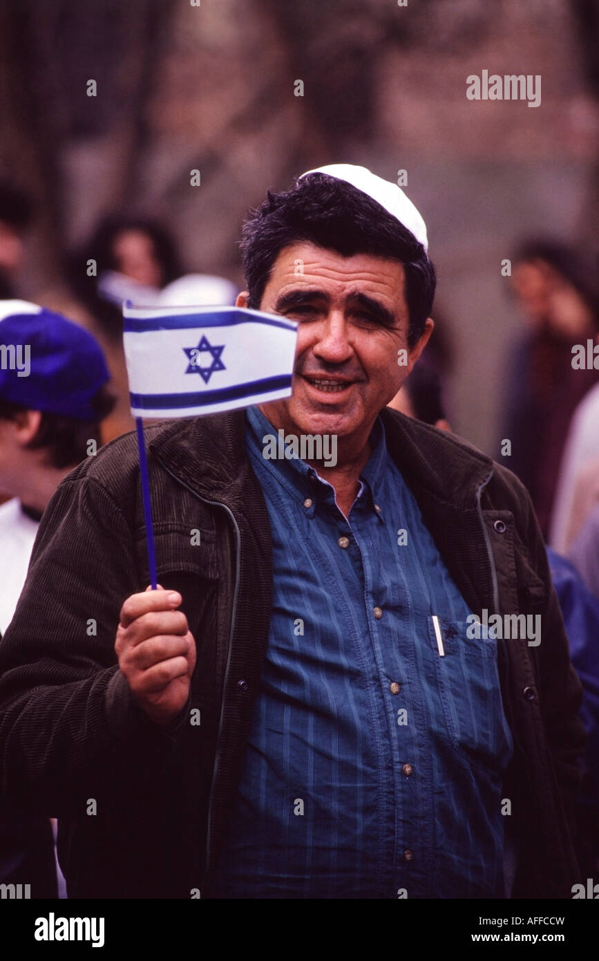 Ebraico russo onde uomo una bandiera israeliana come il Primo Ministro Israeliano Yitzhak Rabin passa a Mosca. Foto di Chuck Nacke Foto Stock