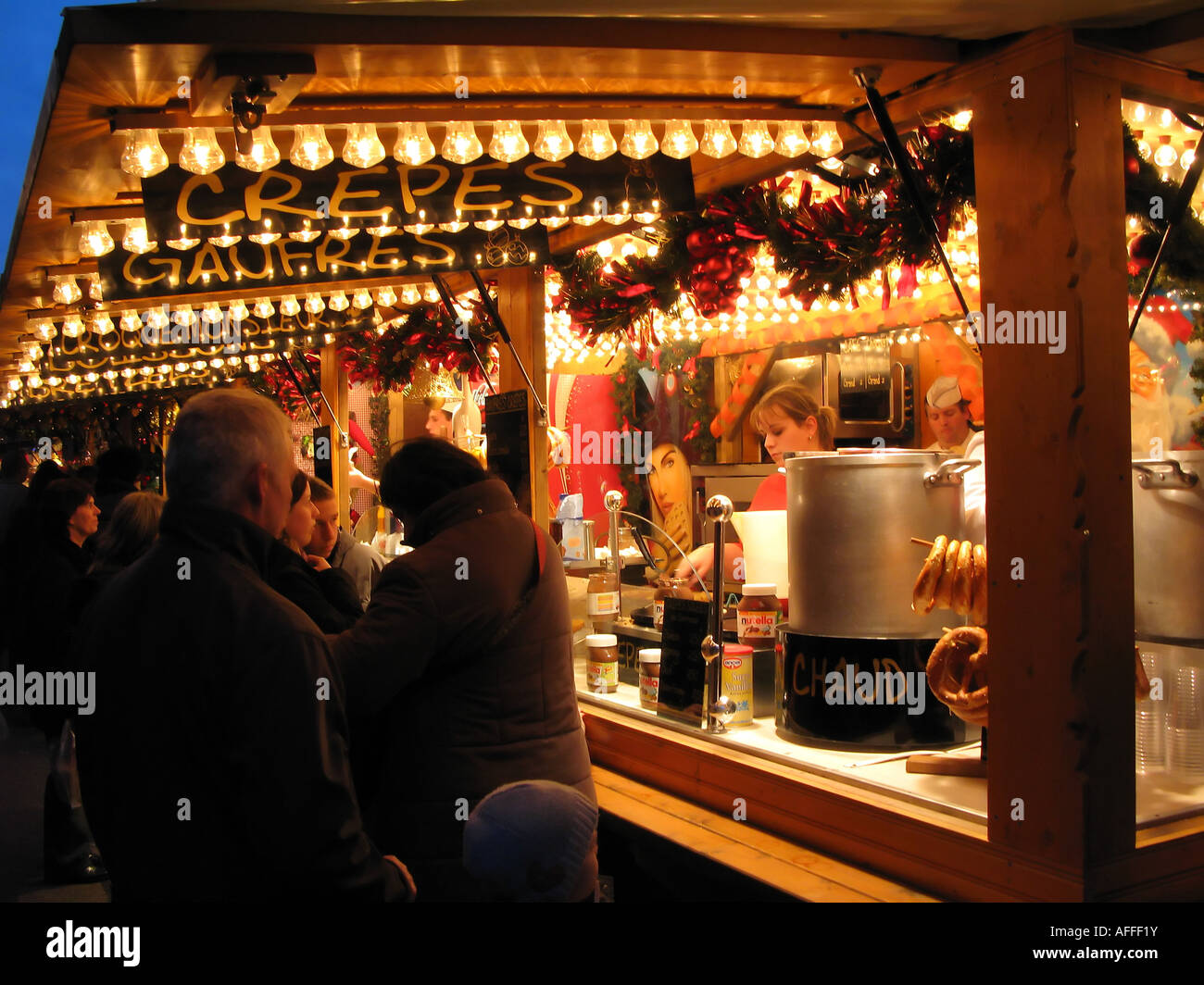 Vin brulè, cialde e frittelle stallo, 'Christkindelsmärik " mercato di Natale, Strasburgo, Alsazia, Francia Foto Stock