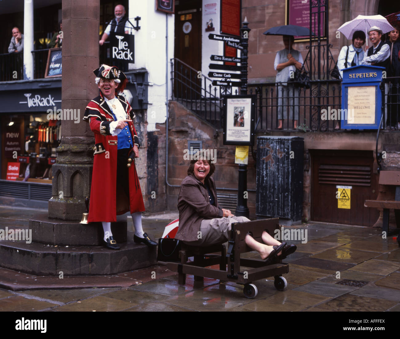 Town Crier, in pieno il costume e tricorne hat, luoghi turisti americani in stock in Chester, Inghilterra Foto Stock