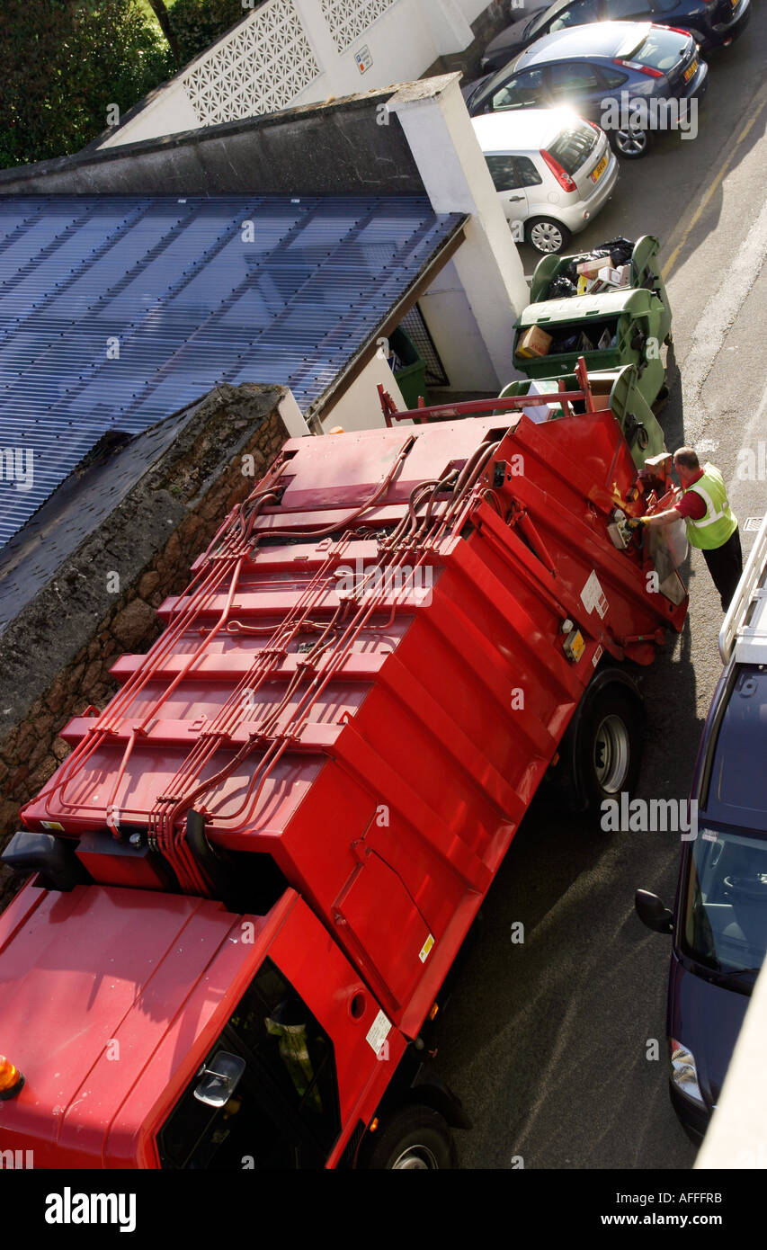 Rifiutare il camion di raccolta di proprietà commerciali spazzatura Foto Stock