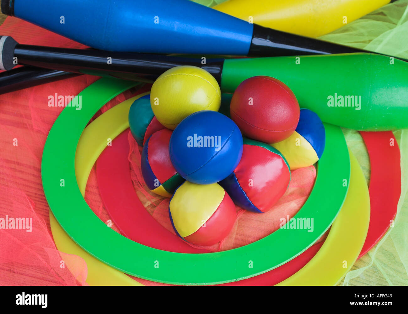 Attrezzature di giocoleria - Indian Clubs, juggling balls, cerchi e sciarpe  Foto stock - Alamy