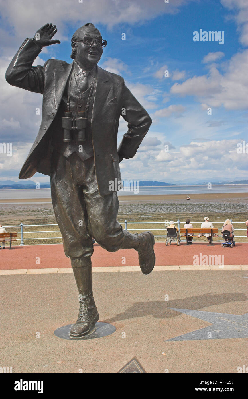 Statua di Eric Morecambe (di Morecambe e saggi) di fronte al mare . Morecambe, Lancashire, Regno Unito Foto Stock