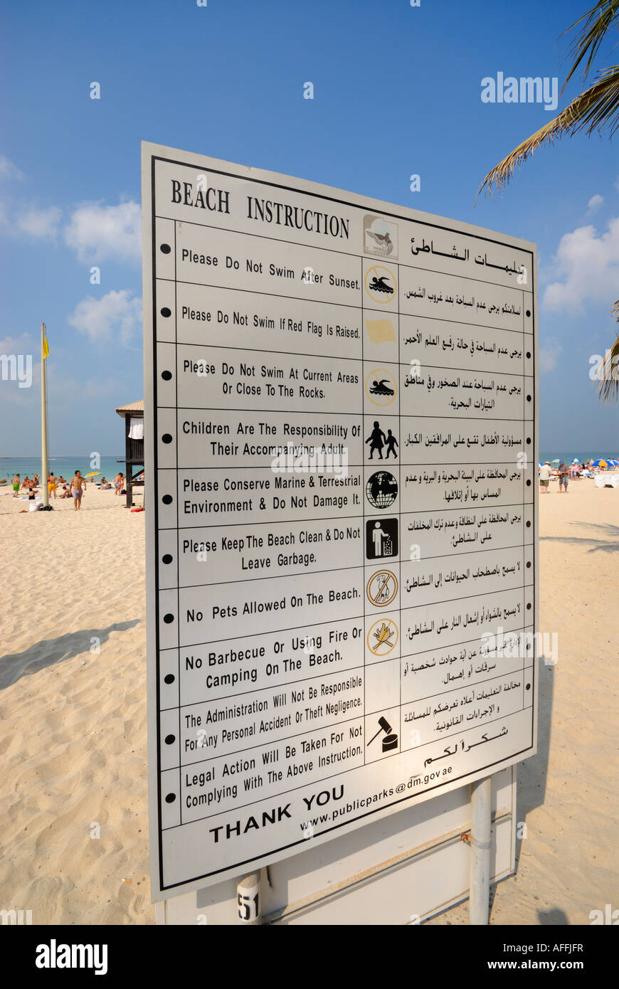 Istruzioni di spiaggia di cartello, Dubai, Emirati Arabi Uniti Foto Stock