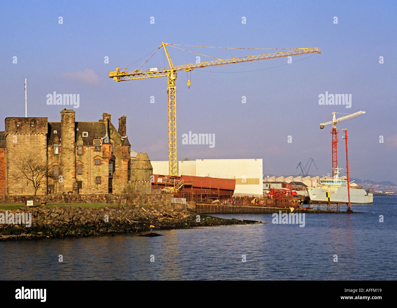 Ferguson Plc Marino costruttori navali dietro Newark Castle a Port Glasgow Foto Stock
