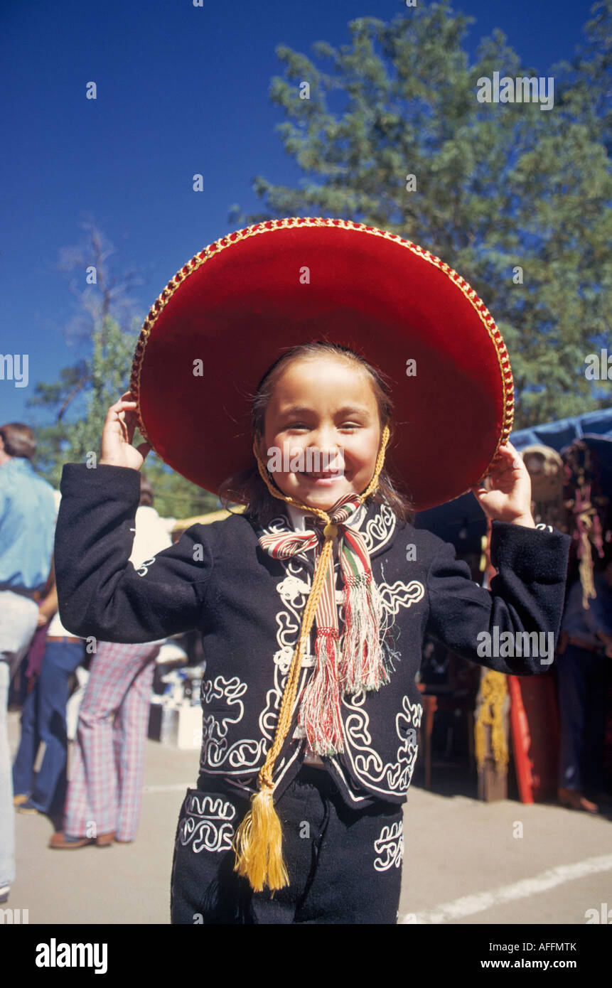 Donna che indossa il tipico costume charro messicano donna con cappello  messicano visto da dietro