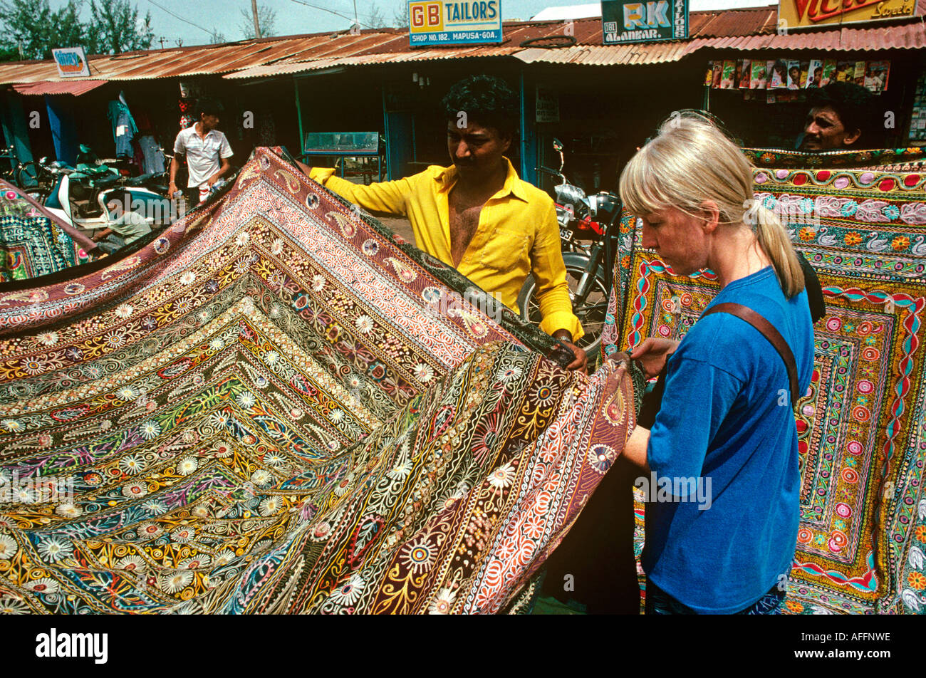 India Goa mercato Mapusa artigianato uomo mostra tessili ricamati Foto Stock