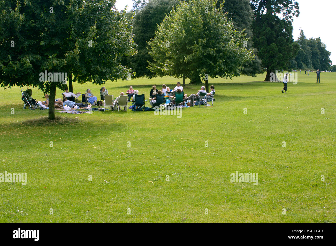 Gruppo di persone sul prato Blaise Castle Estate Bristol Inghilterra Foto Stock