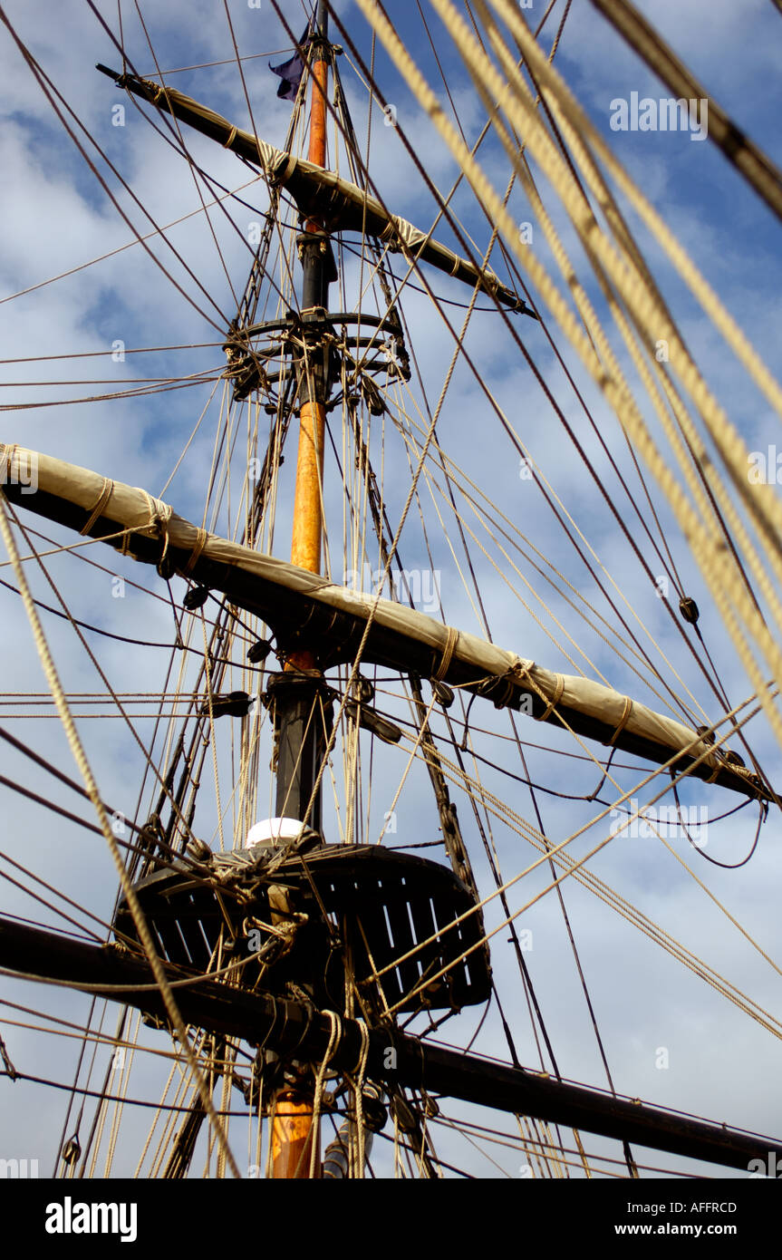 Guardando il montante Crows Nest e manovre di goletta il Conte di Pembroke con sunny blue skies Foto Stock