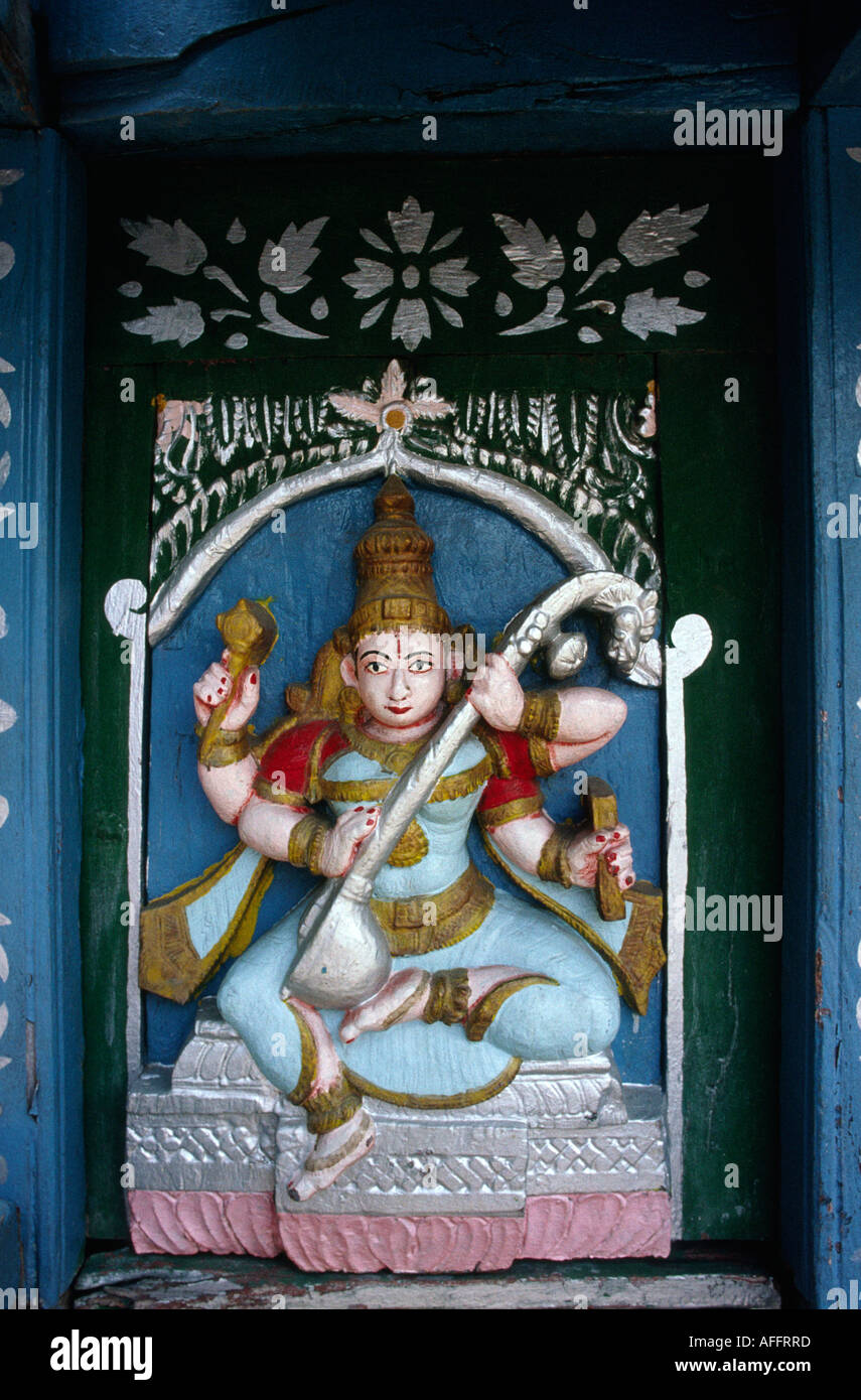 India Karnataka Mysore artigianato figura scolpita di narada musicial divinità tempio sul carro Foto Stock