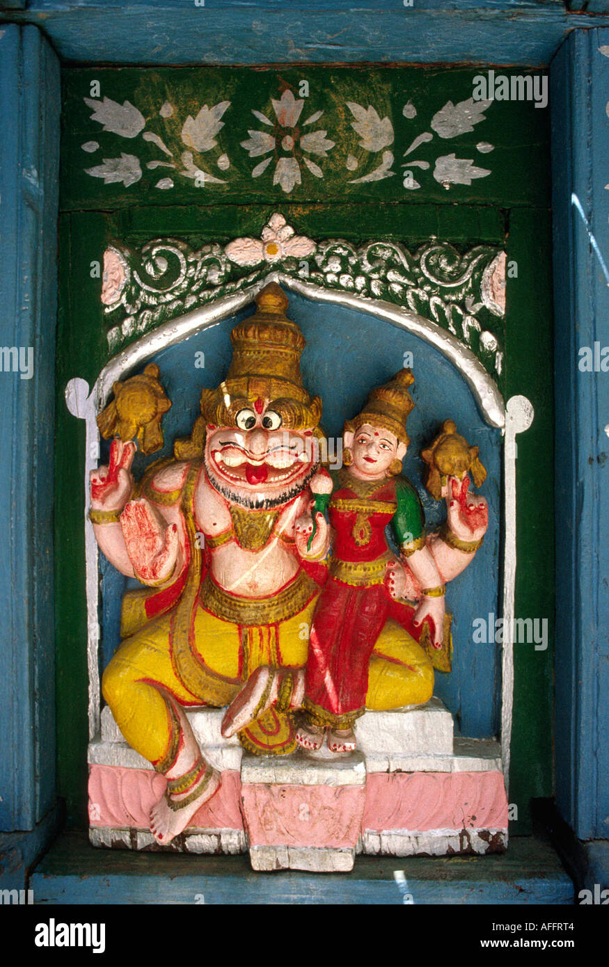 India Karnataka Mysore artigianato scolpito la figura di Dio Maheshwara Uma Foto Stock
