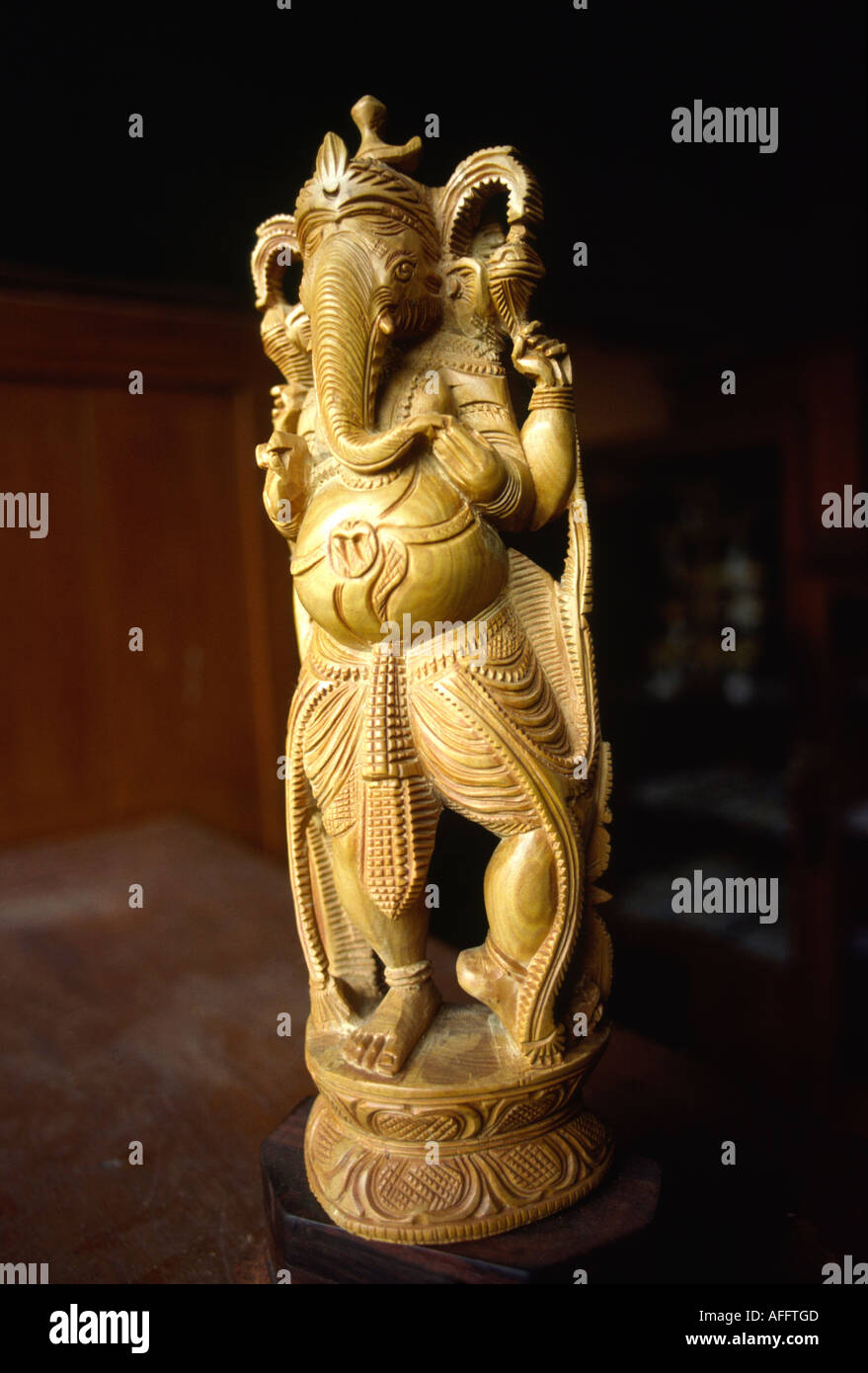 India Karnataka Mysore artigianato intaglio del legno di sandalo di Ganesh elefante indù Dio Foto Stock