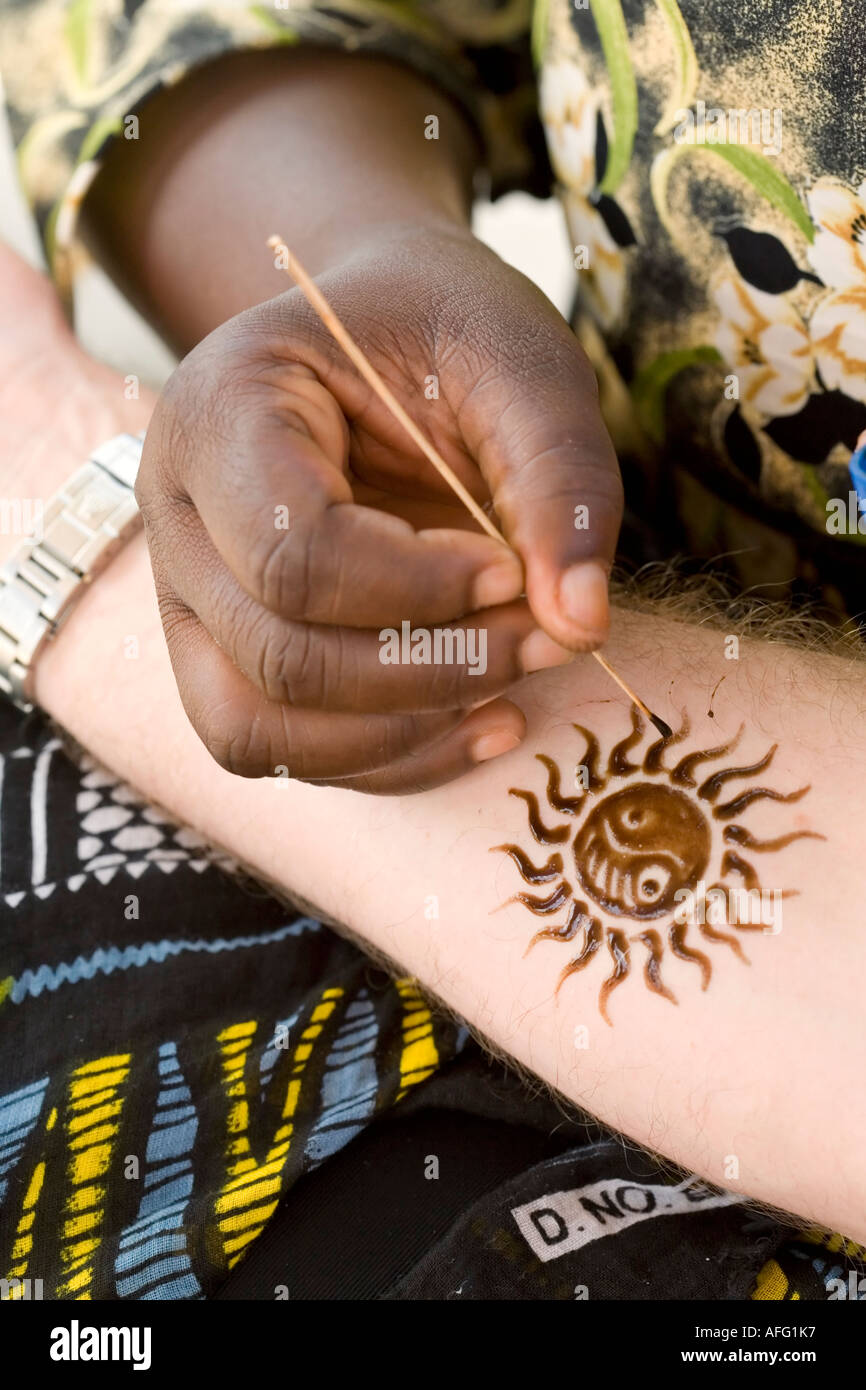 L'uomo avente un tradizionale henna tattoo applicato al suo braccio in  Jambiani, Zanzibar Foto stock - Alamy