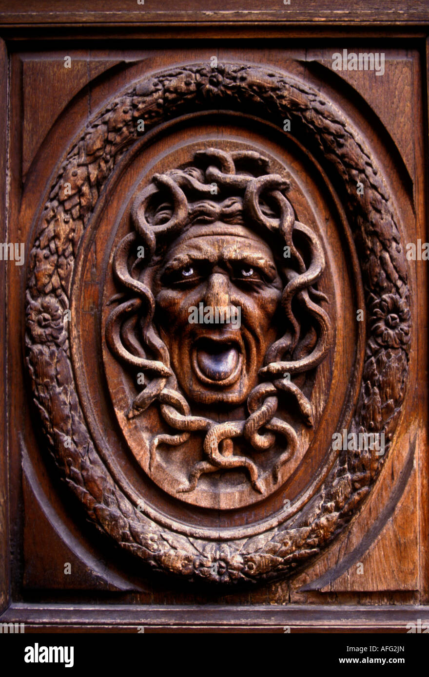 Testa di Medusa Medusa, oggetti in legno, l'intaglio del legno, porta di  legno, porta, Hotel des Ambassadeurs de Hollande, Quartiere di Marais,  Parigi, Francia Foto stock - Alamy