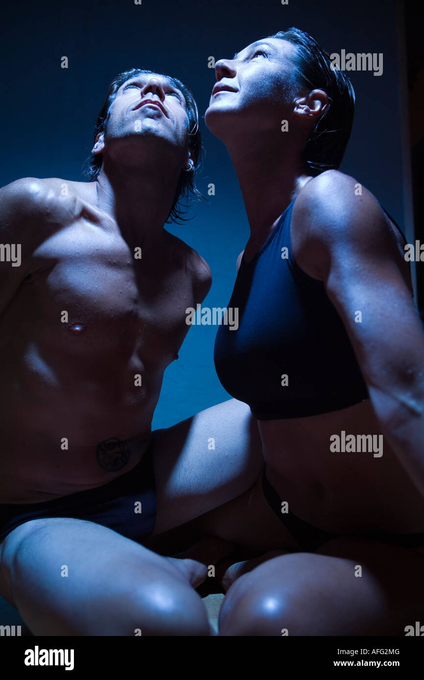 Un paio di posa con luce drammatica Foto Stock