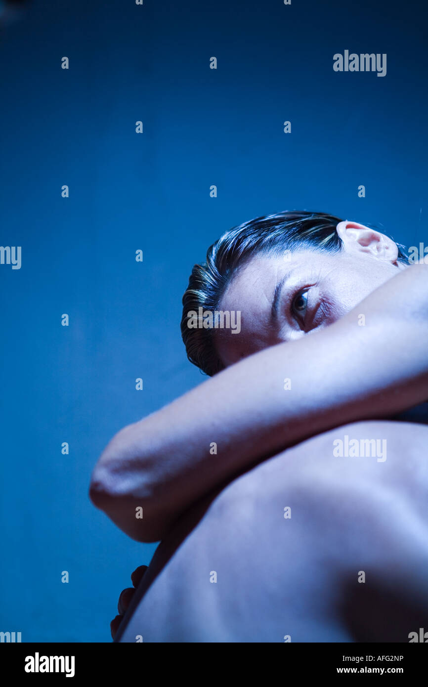 Un paio di posa con luce drammatica Foto Stock