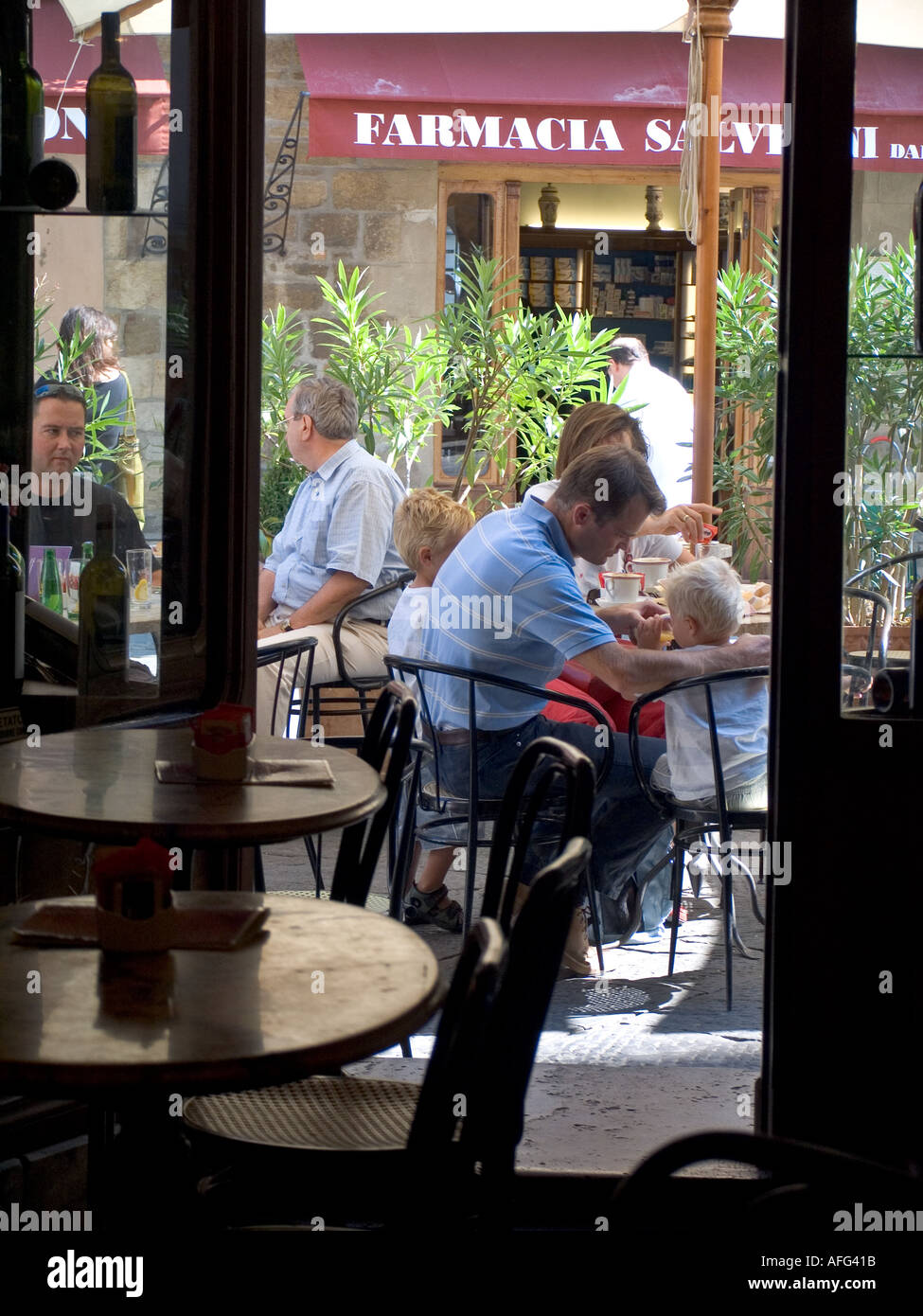 Persone a tavoli esterni a Fiaschetteria Italiana Caffe Montalcino Italia Foto Stock