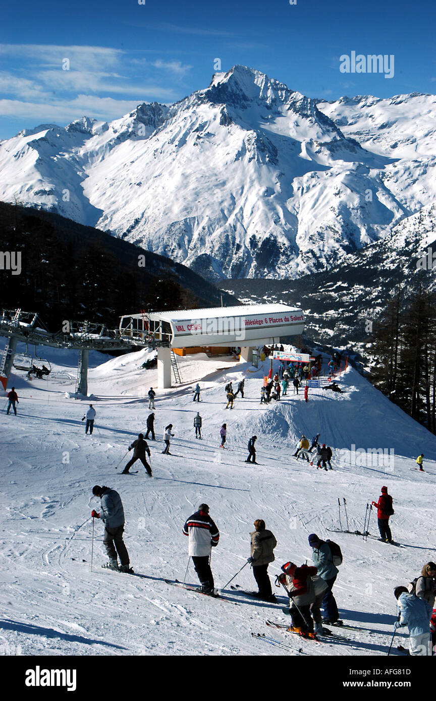 Gli sciatori in prossimità della stazione di sollevamento a Val Cenis Francia Foto Stock