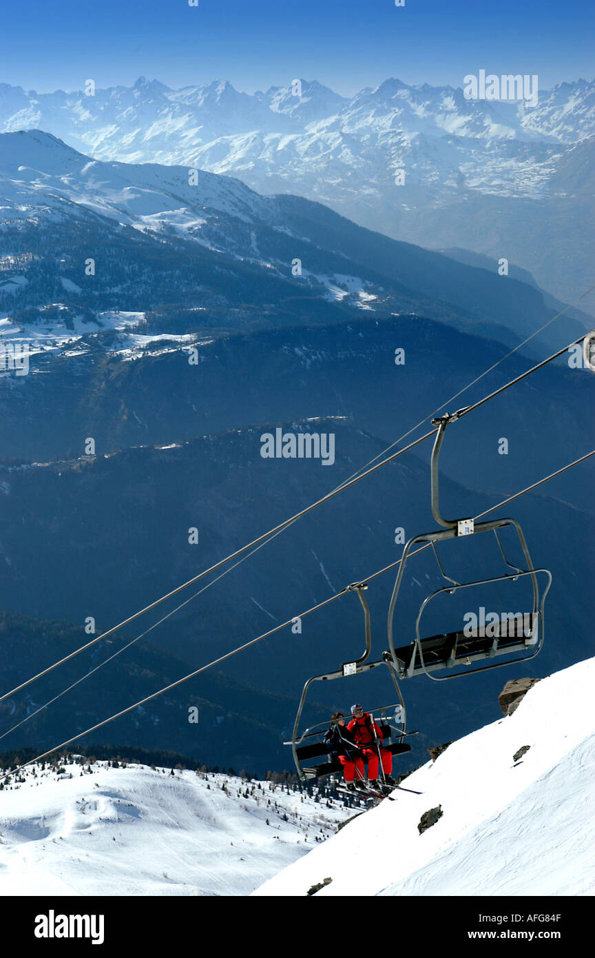 Gli sciatori sulla seggiovia, Valmeinier, Francia Foto Stock