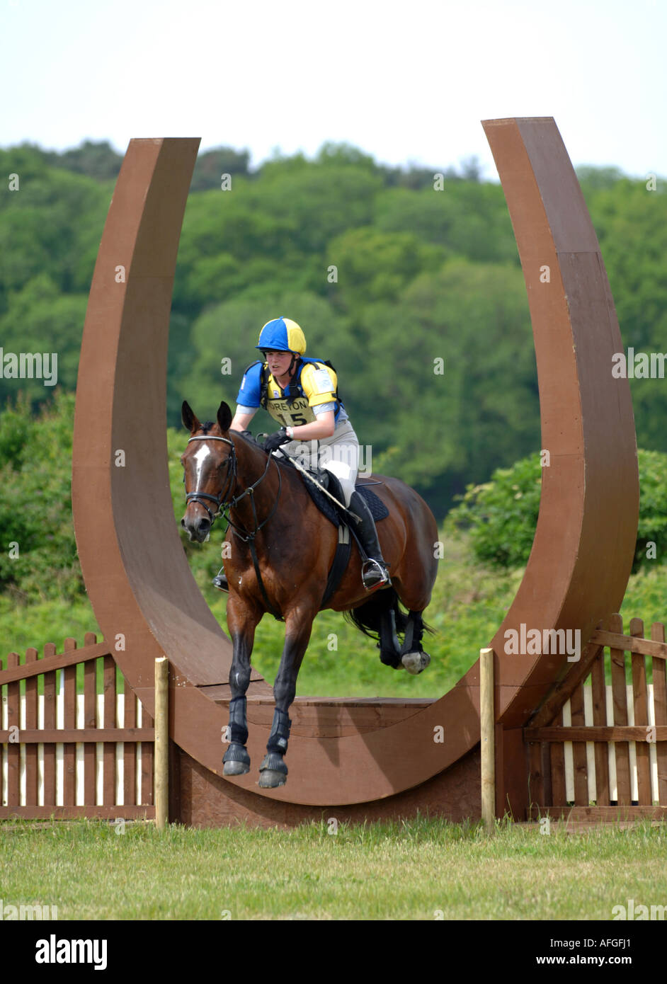 Cavaliere a cavallo salta un recinto durante un giorno di eventing concorrenza a Moreton in Dorset Regno Unito Regno Unito Foto Stock