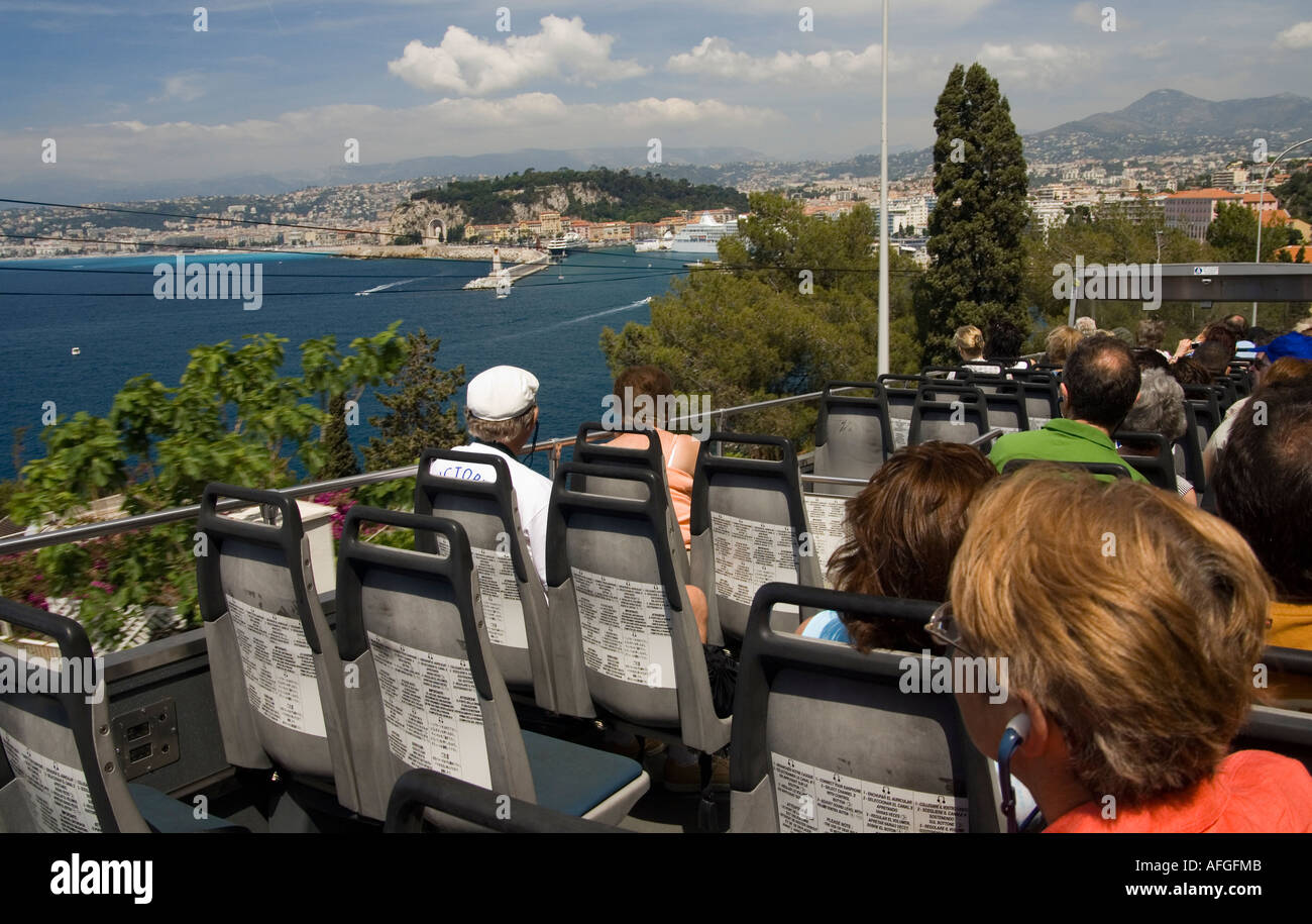 La sommità aperta del bus turistico è un buon modo per vedere le vedute intorno alla zona del porto di Nizza sulla costa azzurra , Costa Azzurra Foto Stock