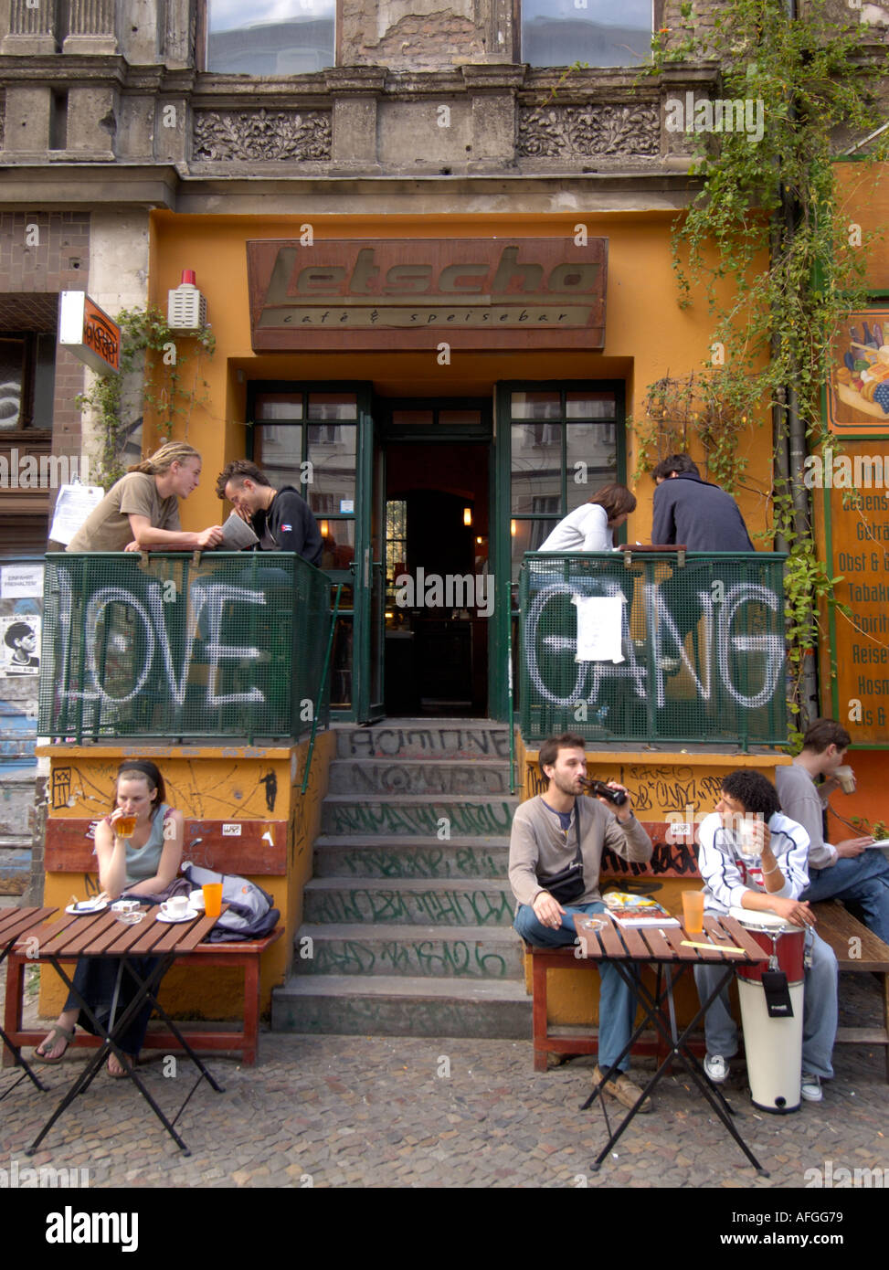 Bohemian cafe sulla Kastanienallee in Prenzlauer Berg di Berlino Foto Stock