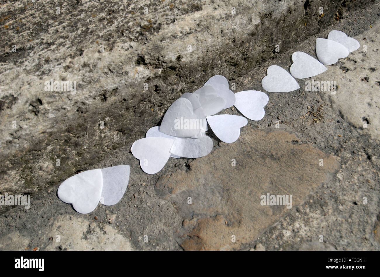 Coriandoli cuori nella grondaia, Francia. Foto Stock