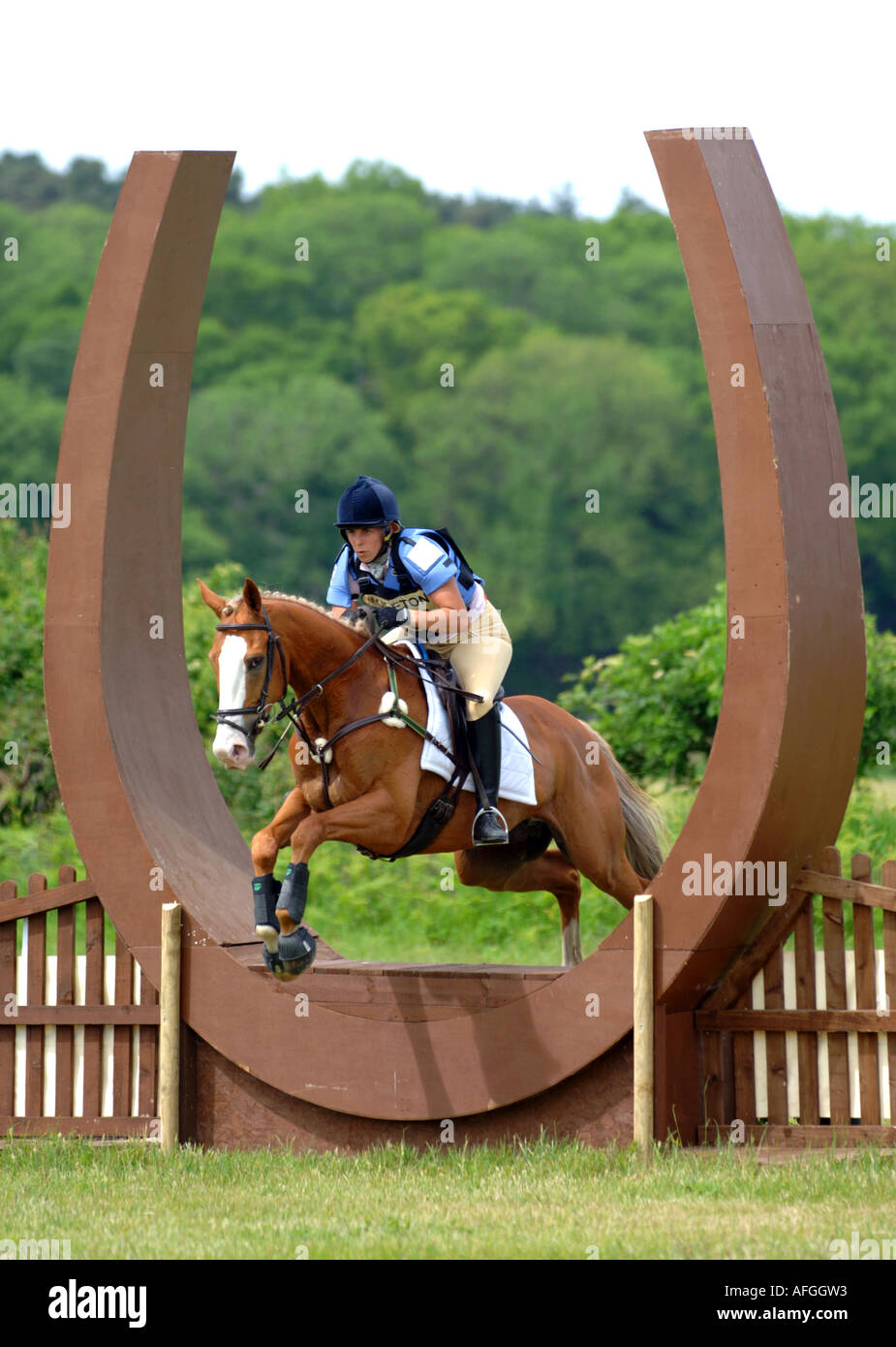 Cavaliere a cavallo salta un recinto durante un giorno di eventing concorrenza a Moreton in Dorset Regno Unito Regno Unito Foto Stock