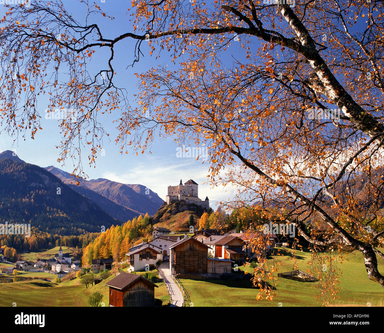 CH - Bassa Engadina: Tarasp borgo e castello Foto Stock