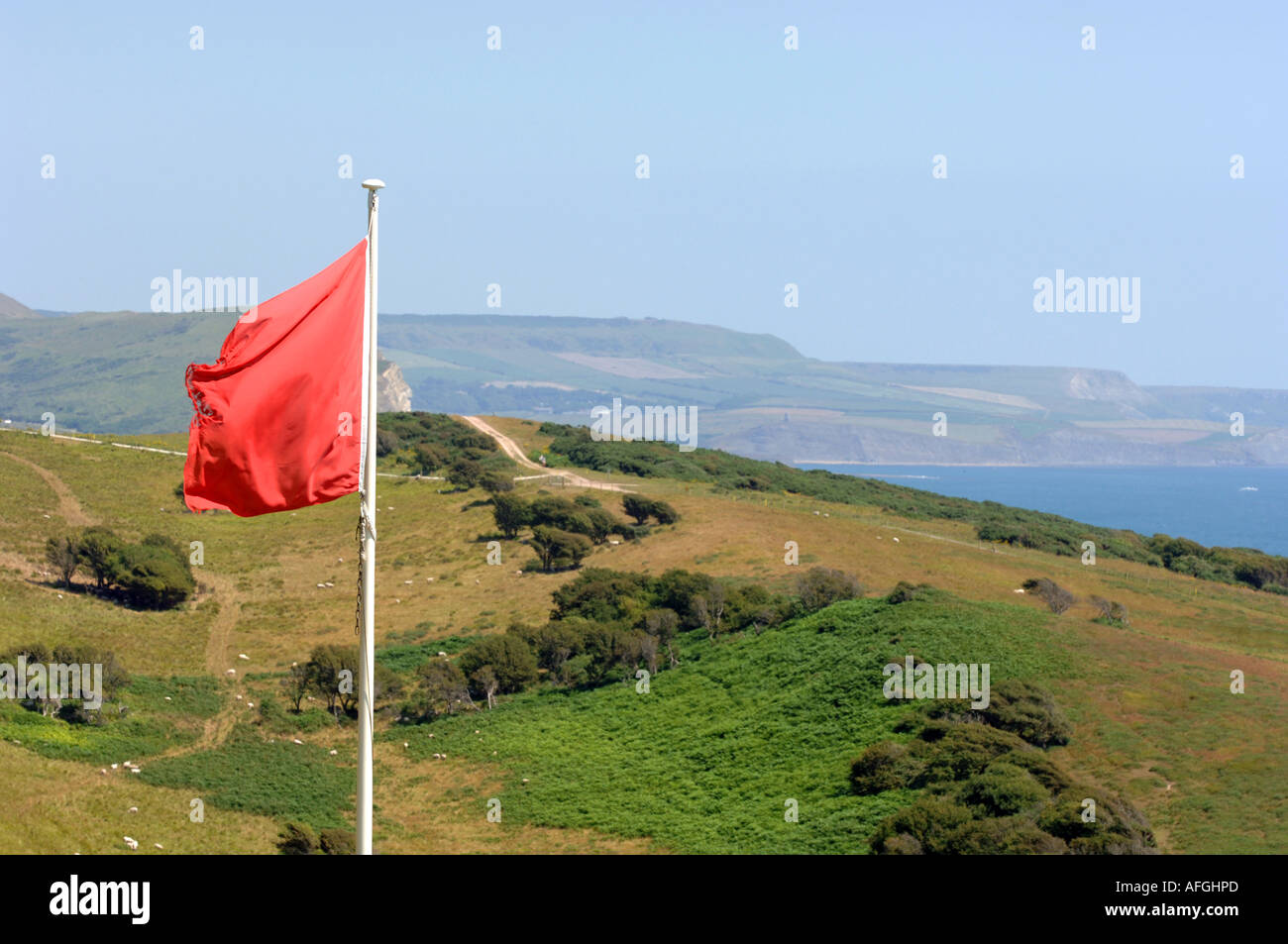 Bandiera rossa di avvertimento sulla Lulworth militari di tiro, Dorset Regno Unito Regno Unito Foto Stock