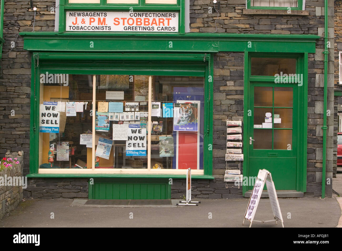 Un tradizionale edicola Negozio in Ambleside Cumbria Foto Stock