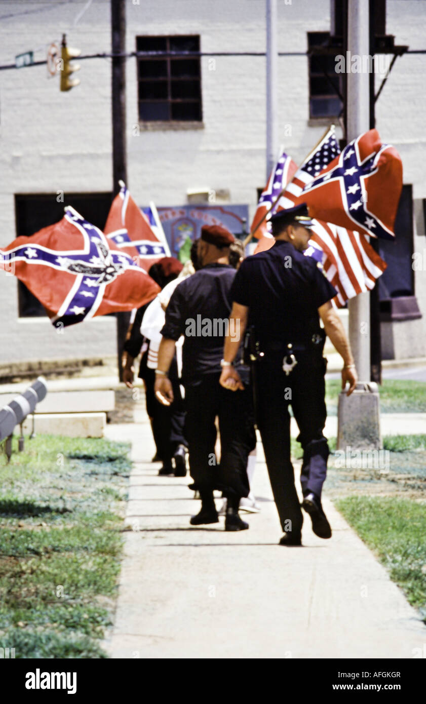 CAROLINA DEL SUD ROCK HILL membri del Ku Klux Klan marzo attraverso una piccola città del sud che trasportano i confederati bandiera di battaglia. Foto Stock
