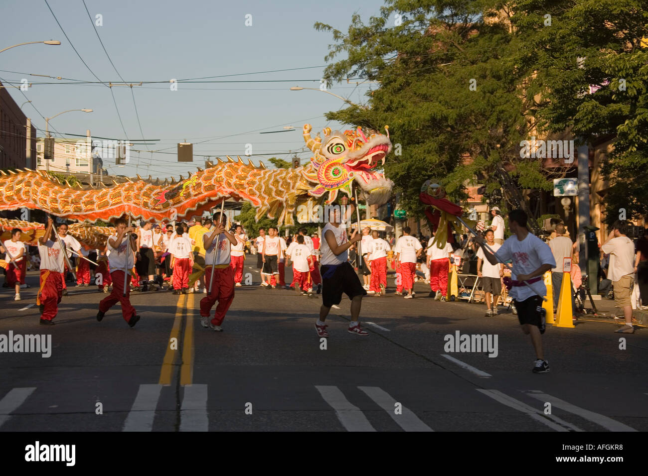 Drago Cinese team esegue in Chinatown Quartiere Internazionale Seafair parade Seattle Washington STATI UNITI D'AMERICA Foto Stock