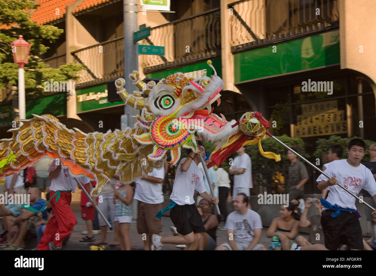 Drago Cinese team esegue in Chinatown Quartiere Internazionale Seafair parade Seattle Washington STATI UNITI D'AMERICA Foto Stock