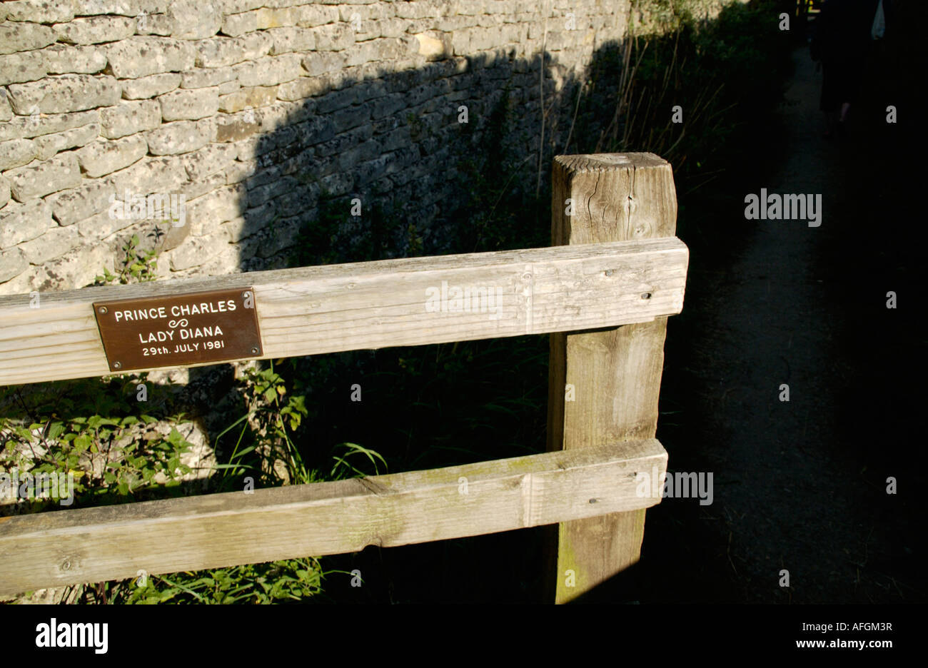 Il principe Charles e Lady Diana segno sulla gate nel grazioso villaggio Costwold di Lower Slaughter Gloucestershire England Regno Unito Foto Stock